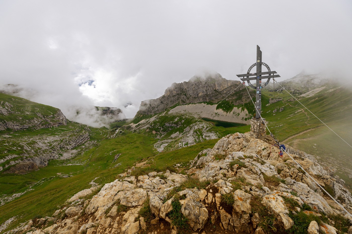 Gipfelkreuz Rofanspitze mit Grubersee 