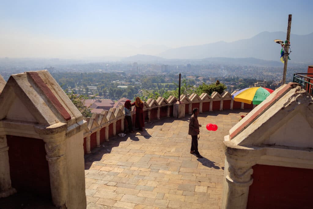 Aussichtsplattform-am-Swayambhunath-Tempel-Stupa